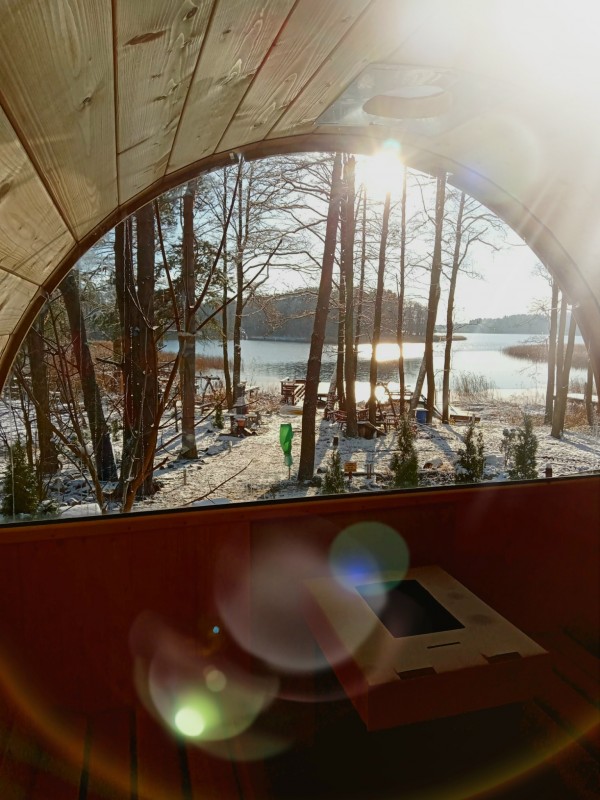 Widok z przeszklonej sauny ja jezioro(zima)