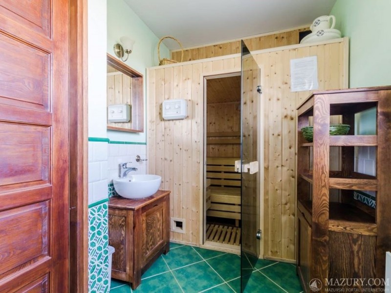 łazienka na dole z sauna