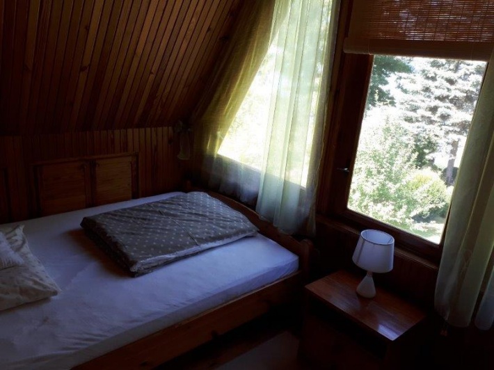 Sypialnia 1 na piętrze widok na jezioro 
Łóżko pojedyncze (90 cm)  
Łóżko podwójne ( 140 cm )