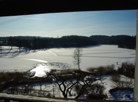 Widok z tarasu na jezioro zimą.