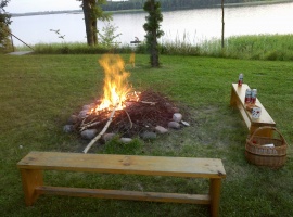 Miejsce na ognisko z widokiem na jezioro